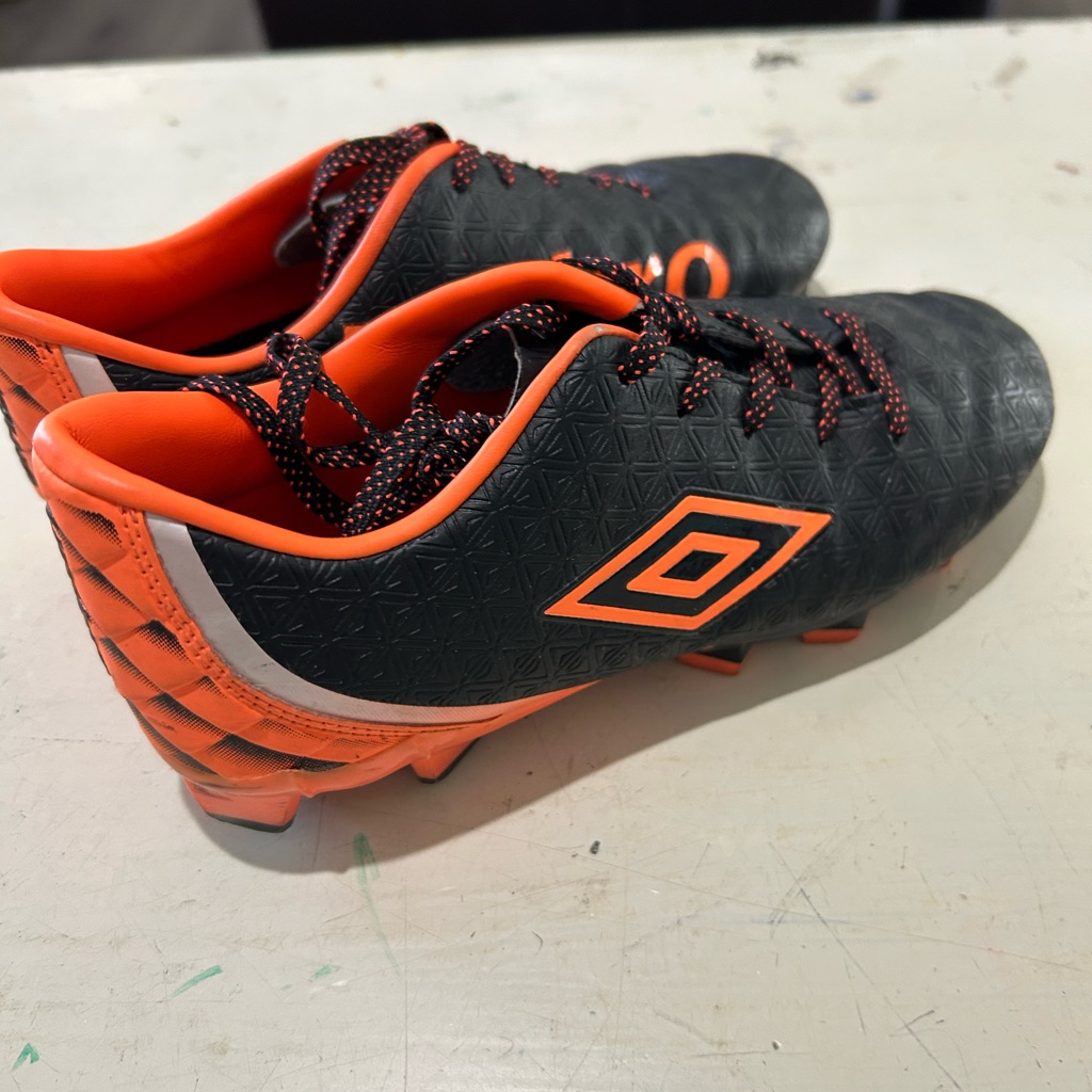 Umbro Boys Girls Black Orange Youth Size 4 Soccer Cleats Good Used Condition